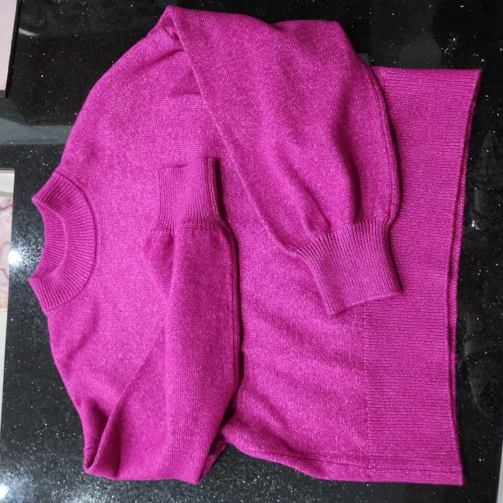 GAP size small pink sweater excellent condition